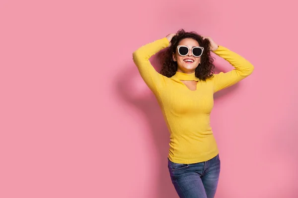 Beautiful Young Curly Caucasian Girl Yellow Outfit Who Smiling Posing — Fotografia de Stock