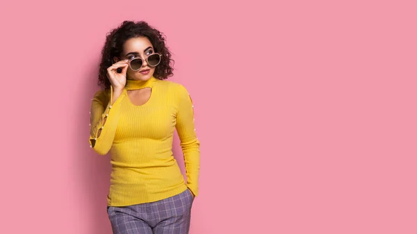 Beautiful Young Curly Caucasian Girl Yellow Outfit Who Smiling Posing — Foto de Stock