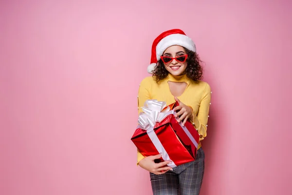 Young Smiling Happy Cheerful Curly Girl Santas Hat Holds Red — Foto de Stock