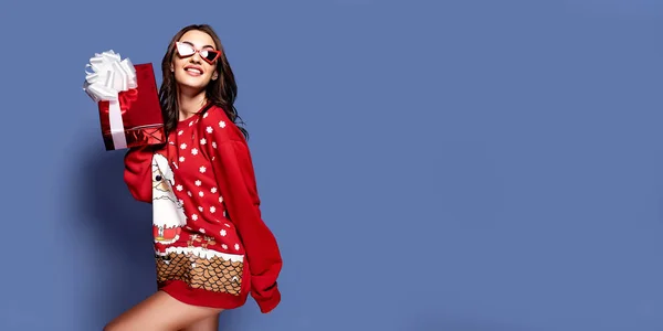 Happy Pretty Brunette Woman Sunglasses Red Oversize Pullover Santa Design — Fotografia de Stock