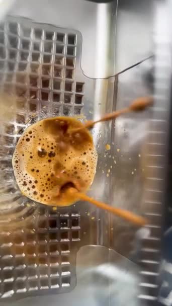 映像Bカップの中のマシンからコーヒーストリームを注ぐのロール ホットエスプレッソを作る家 フィルターホルダーを使用する 新鮮なコーヒーが流れる 朝焙煎黒コーヒーを飲む — ストック動画