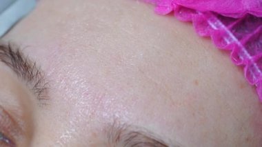 Güzellik uzmanı kozmetik uzmanı cihaz ile ultrasonik yüz temizleme, profesyonel kozmetik prosedürü bir güzellik kliniğinde müşteri için. Cilt bakımı ve makine kozmetoloji spa konsepti. 