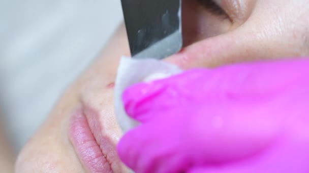 Kosmetolog Kosmetyczny Robi Ultradźwiękowe Oczyszczanie Twarzy Pomocą Urządzenia Profesjonalny Zabieg — Wideo stockowe