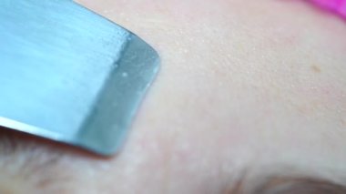 Güzellik uzmanı kozmetik uzmanı cihaz ile ultrasonik yüz temizleme, profesyonel kozmetik prosedürü bir güzellik kliniğinde müşteri için. Cilt bakımı ve makine kozmetoloji spa konsepti. 