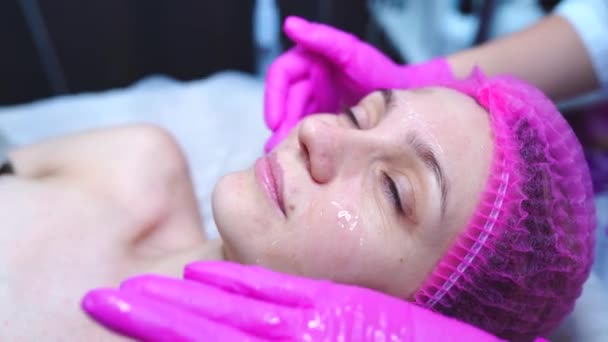 Kosmetologie Gesichtsbehandlung Frau Macht Creme Gesichtsmaske Einem Schönheitssalon — Stockvideo