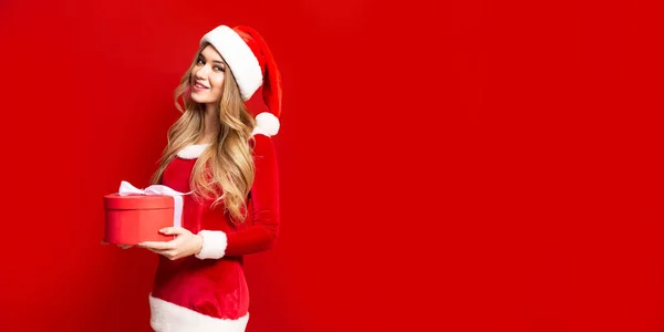 Stylish Blonde Santa Dress Holding Gift Box Looking Camera While — Stock Photo, Image