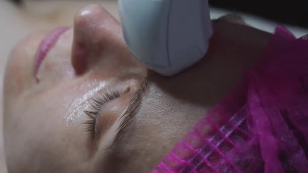 Portrait Patiente Visage Pendant Procédure Cosmétologie Aide Dispositif Dans Une — Video