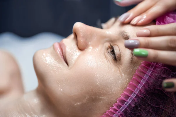 Cosmetologist Applies Cream Skin Client — Stock Photo, Image