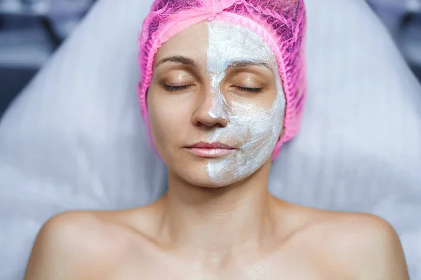 Adult Woman Relaxing Spa Salon Cosmetic Mask Face Beauty Treatment — Stock Photo, Image