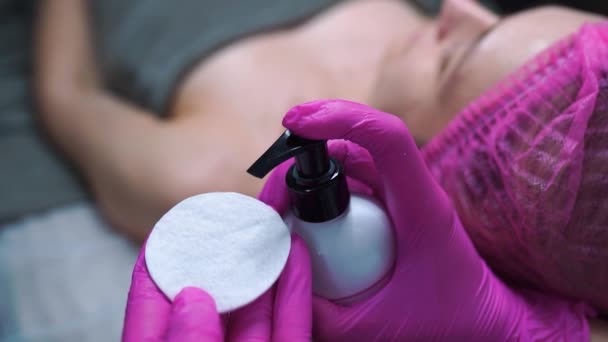 医師皮膚科医はチューブからクリームを適用します 軟膏を塗る準備をしている美容師はチューブから絞り出す プロの美容師 — ストック動画