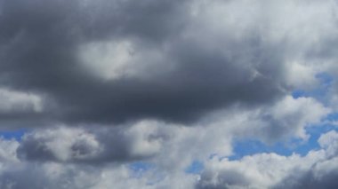 Bulut hızlandırılmış doğa geçmişi. Mavi gökyüzü beyaz bulutlar. Kabarık beyaz bulutlar. Kümülüs bulutlu zaman çizelgesi. Yaz mavisi gökyüzü zaman aşımı. Doğa mavi gökyüzü. Beyaz bulutlar arkaplan. 