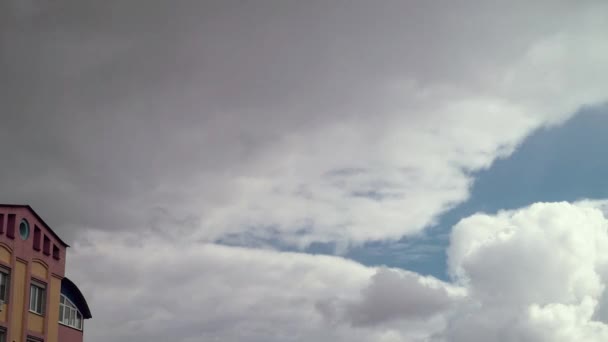 雲の時間経過自然背景 青い空の白い雲 ふわふわの白い雲 積雲の雲の時間経過 夏の青空の時間の経過 自然の天気青い空 白い雲の背景 — ストック動画