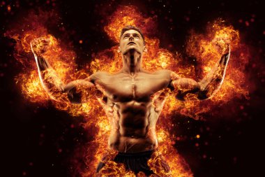 Yangın arka planında poz veren vücut geliştirici. Yüksek kalite fotoğraf