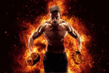 Gömleksiz karın erkek dumbbell tutar. Stüdyo kontrastlı ışık vurdu.