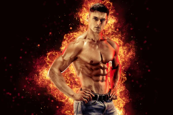 Bodybuilder Posant Sur Fond Des Flammes Feu Photo Haute Qualité — Photo