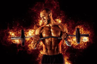 Gömleksiz karın erkek dumbbell tutar. Stüdyo kontrastlı ışık vurdu.