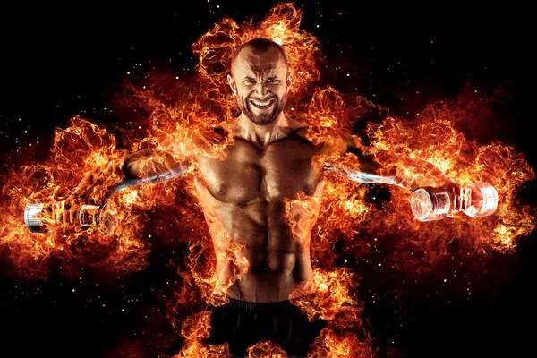 Gömleksiz karın erkek dumbbell tutar. Stüdyo kontrastlı ışık vurdu.