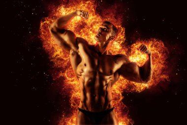 Yangın arka planında poz veren vücut geliştirici. Yüksek kalite fotoğraf