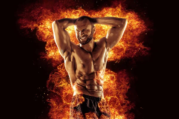 Bodybuilder Poserar Elden Lågor Bakgrund Högkvalitativt Foto — Stockfoto