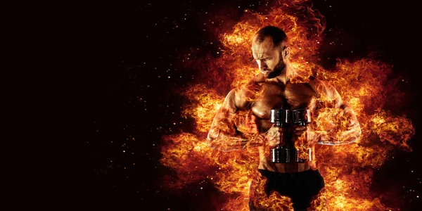 Gömleksiz karın erkek dumbbell tutar. Stüdyo kontrastlı ışık vurdu.