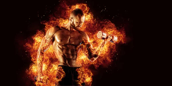 Gömleksiz karın erkek dumbbell tutar. Stüdyo kontrastlı ışık vurdu.