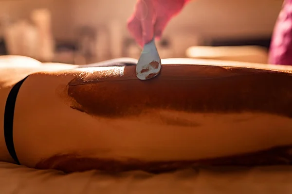 Behandeling Met Chocolade Crème Aan Onderkant Huid — Stockfoto