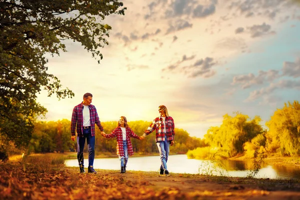 Bela Família Jovem Passeio Floresta Outono — Fotografia de Stock