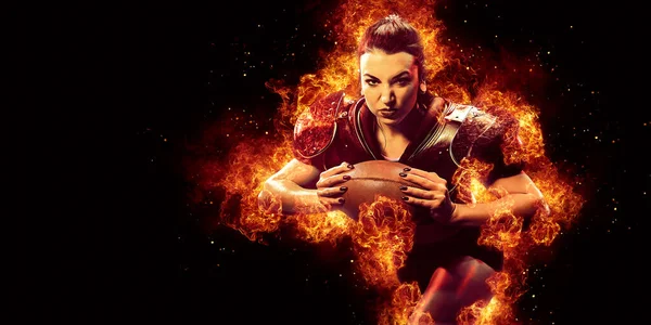 テキストのためのスペースと暗い背景にアメリカのサッカー選手の女性を燃焼 — ストック写真