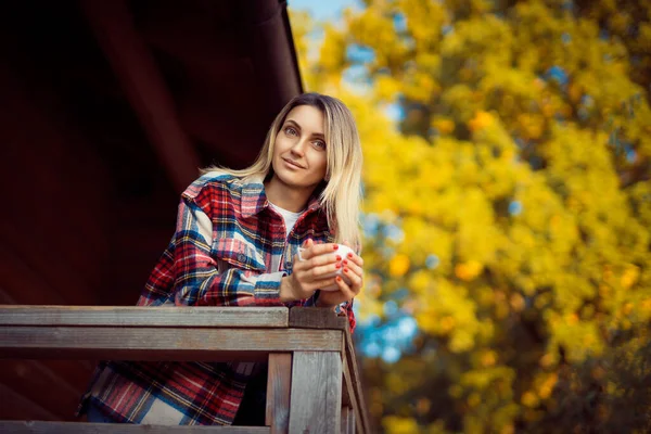 Portret Van Een Charmante Mooie Vrouw Frink Koffie Herfst Landschap — Stockfoto