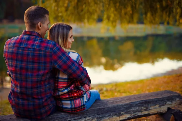 Bela Família Jovem Casal Floresta Outono — Fotografia de Stock