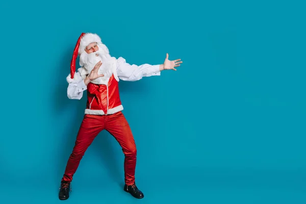 Foto Figura Intera Babbo Natale Cool Che Gesticolano Mani Indicando — Foto Stock