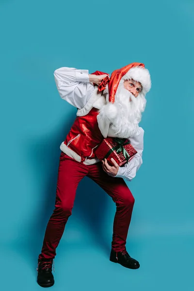 Tamaño Completo Santa Claus Que Sentó Sosteniendo Pesado Saco Regalos —  Fotos de Stock