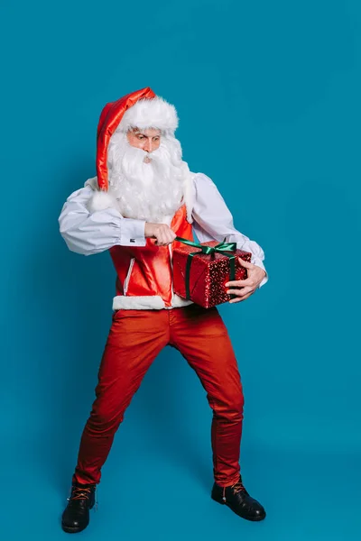 Longitud Completa Santa Claus Que Abre Caja Regalo Navidad Sobre —  Fotos de Stock