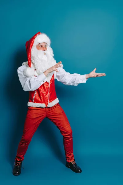 Foto Full Size Babbo Natale Elegante Che Gesticolando Mani Che — Foto Stock