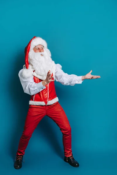Foto Tamaño Completo Santa Claus Que Gesticulan Las Manos Señalando —  Fotos de Stock