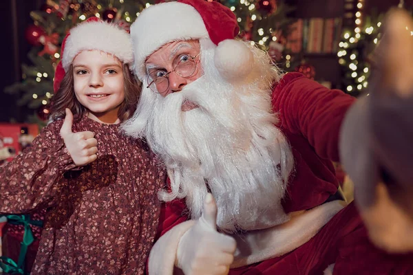 Санта Клаус Робить Селфі Чарівною Маленькою Дівчинкою Яка Піднімає Пальцем — стокове фото