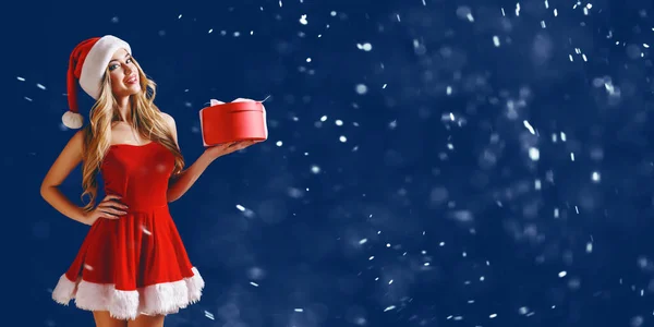 Kobieta Stylowej Czerwonej Sukience Kostium Bożego Narodzenia Pozowanie Pudełka Śniegu — Zdjęcie stockowe