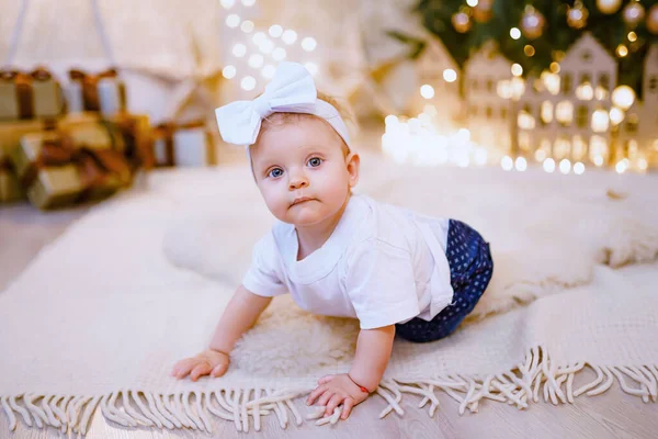 Adorable Petite Fille Jouant Avec Des Ornements Sous Sapin Noël — Photo