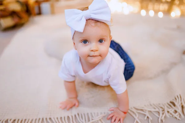 Adorable Petite Fille Jouant Avec Des Ornements Sous Sapin Noël — Photo