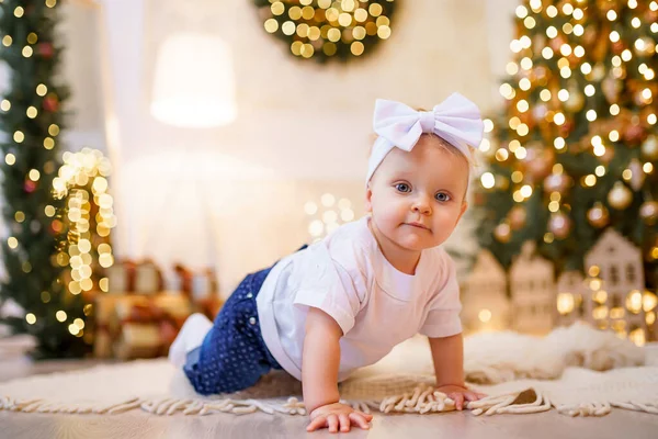 Menina Adorável Brincando Com Ornamentos Sob Árvore Natal Decorada Foto — Fotografia de Stock