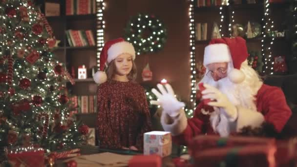 Mikulás Kis Asszisztens Lány Csomagolnak Karácsonyi Ajándékokat Gyerekeknek Karácsonyi Éves — Stock videók