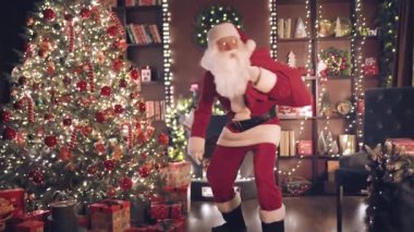  Noel Baba, kimse Noel hediyelerini şömine ve yılbaşı ağacının yanındaki kutularda görene kadar. Noel ruhu, Noel konsepti 