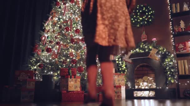 Μικρό Χαριτωμένο Κορίτσι Santas Καπέλο Γλιστρά Στις Μύτες Των Ποδιών — Αρχείο Βίντεο