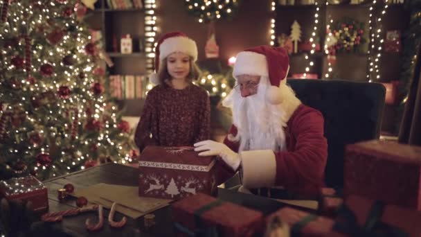 Una Niña Con Papá Noel Abriendo Una Caja Mágica Chica — Vídeo de stock