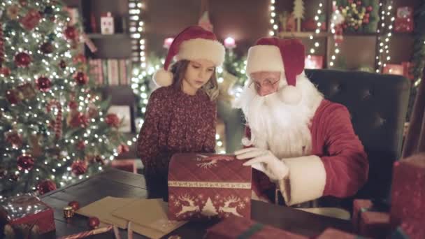 Papai Noel Surpreende Seu Ajudante Menina Com Uma Caixa Mágica — Vídeo de Stock