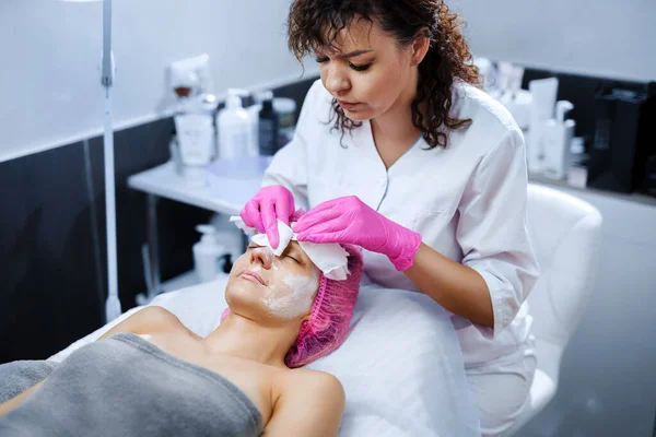 Doctor Cosmetologist Performing Cosmetic Procedure Patients Face Bright Beauty Shop — Stock Photo, Image