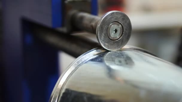Arbejde Værksted Til Fremstilling Tinprodukter Beading Maskine Detalje Tæt Oprettelse – Stock-video