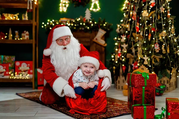 Joyeux Petit Garçon Mignon Amuser Avec Père Noël Claus Tout — Photo