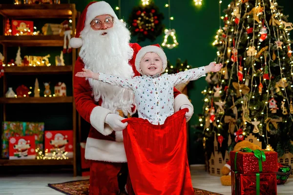 Щасливий Маленький Хлопчик Розважається Сантою Клаус Сидячи Мішку Подарунками Біля — стокове фото