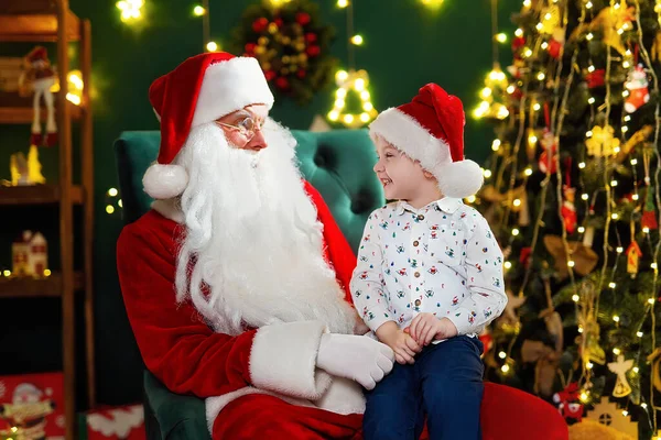 Веселого Смішного Маленького Хлопчика Капелюсі Сантаса Який Сидить Санта Клаусом — стокове фото